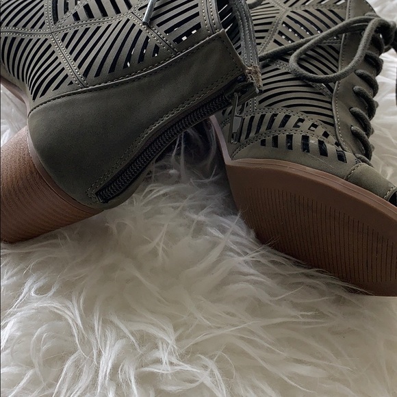 Olive green open tie heals - Picture 2 of 2